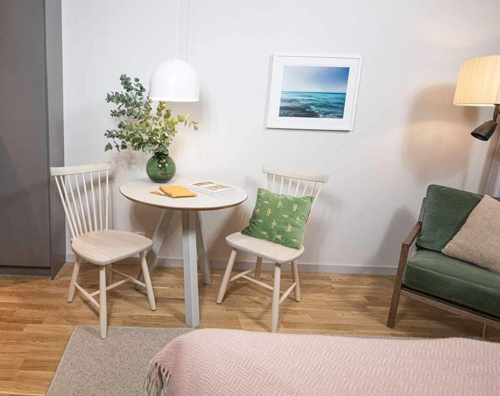 ستوكهولم Biz Apartment Bromma المرافق الصورة A small table and two chairs
